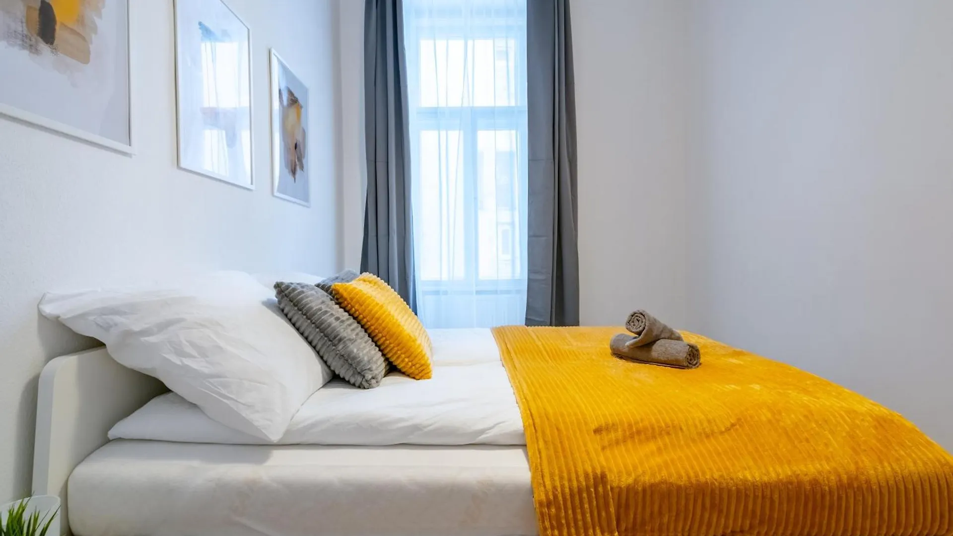 Wave - 3 Bedroom Apt In Center Budapest Apartment
